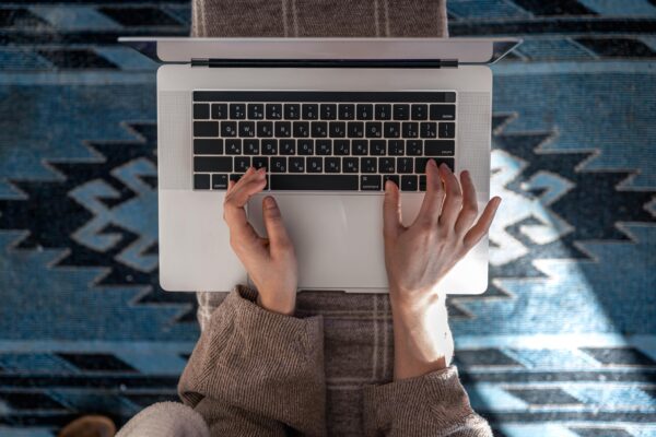 Kobieta pisząca na laptopie
